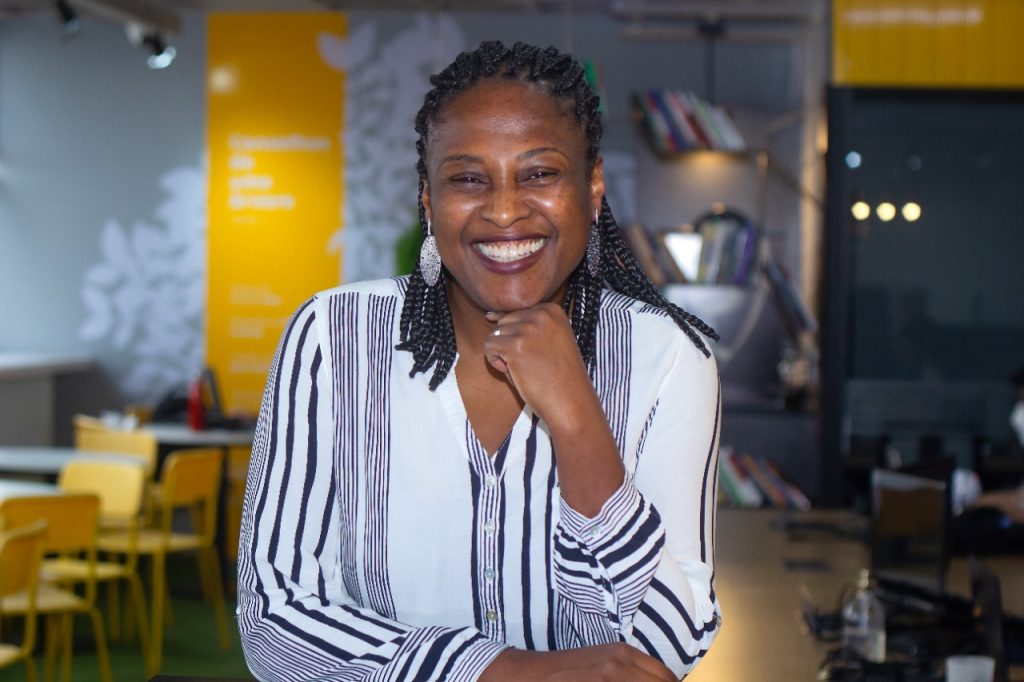 Empresária sorrindo em um escritório moderno